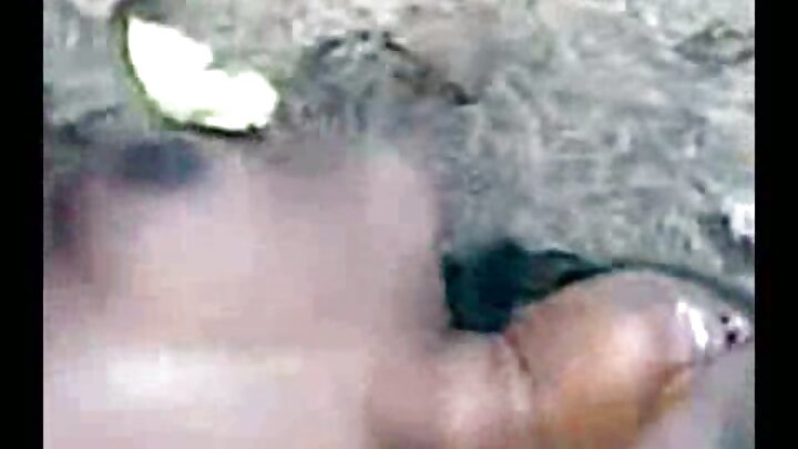ଜଣେ କୁକୁଡ଼ା ତା ସେକ୍ସି ପ୍ରେମିକାକୁ ଏକ ଶକ୍ତିଶାଳୀ କଳା ପୁରୁଷ ସହିତ ମଳକ୍ରିୟା କରିବାରେ ସାହାଯ୍ୟ କଲା।