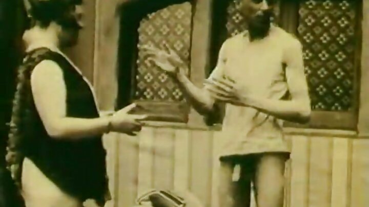 ଫିସନେଟ୍ ଷ୍ଟକିଙ୍ଗ ପିନ୍ଧିଥିବା ଜଣେ ଲାଟିନା ତେଲ ଘୋଡାଯାଇଥିବା ଜଣେ ବ୍ୟକ୍ତିଙ୍କୁ ଚୁଚୁମିଥିଲେ।