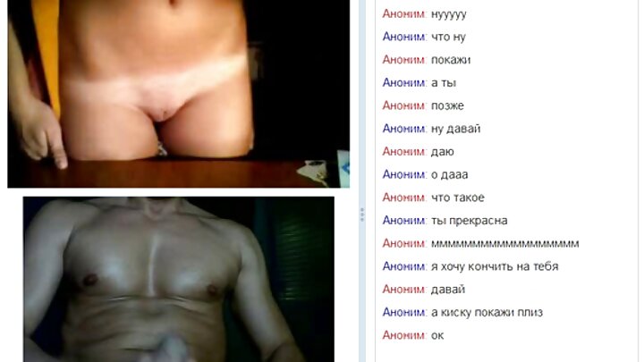 ନଗ୍ନ ସ୍ତନ ସହିତ ଏକ ପତଳା ଗୋରା ଏକ ଚେୟାରରେ ତାଙ୍କ ଚୁଚୁମିକୁ ଆଦର କରନ୍ତି