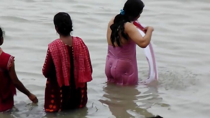 ବଡ଼ ଛାତି ସହିତ ଏକ ମିଲ୍ଫ ଜଣେ ପୁଅକୁ ଚୁଚୁମିବାକୁ ପ୍ରସ୍ତାବ ଦିଏ