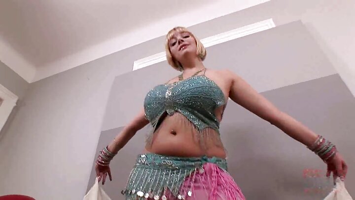 ଜଣେ ଶିକ୍ଷୟିତ୍ରୀ ଜଣେ ଲାଲ ମୁଣ୍ଡିଆ ଛାତ୍ରଙ୍କୁ ତାଙ୍କ ଲୋମପୂର୍ଣ୍ଣ ଚୁଟିରେ ଯୌନ ସମ୍ପର୍କ ରଖିବାକୁ ପ୍ରଲୋଭିତ କରିଥିଲେ।