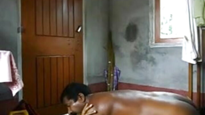 ଜଣେ ନିଷ୍ଠୁର ବୋର ଏକ ସେକ୍ସି ଶିଶୁର କୋମଳ ମଳଦ୍ୱାରକୁ ଚୁଚୁମିଲେ।