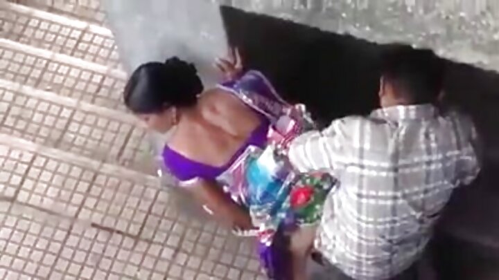 ଜଣେ ବୃଦ୍ଧ ଶିକ୍ଷକ ତାଙ୍କ ଆପାର୍ଟମେଣ୍ଟରେ ଜଣେ ରୁଷୀୟ ଛାତ୍ରଙ୍କୁ ଚୁଚୁମିଲେ