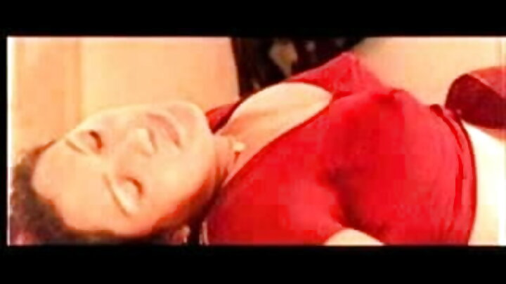 ଜଣେ MILF ଜଣେ ଯୁବକଙ୍କୁ ରୋଷେଇ ଘରେ ଫୁଙ୍କିବାକୁ ପ୍ରଲୋଭିତ କଲା