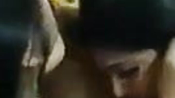 ଜଣେ ପୁଅ ଏକ ସୁନ୍ଦର ମାଆଙ୍କୁ ଗଭୀର ଗଳା ବ୍ଲାଉଜ୍ ପରେ ଜୋରରେ ଚୁଚୁମିଥାଏ।