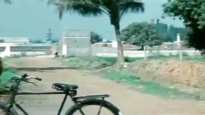 ଏକ ଖେଳ ନିଶାଗ୍ରସ୍ତ ତାଙ୍କ ଷ୍ଟେପଡ୍ୟାଡ୍ ସହିତ ଯୌନ ସମ୍ପର୍କ ସମୟରେ ମଧ୍ୟ ହାର ମାନି ନଥାଏ ଏକ କନସୋଲ ପାଇଁ ଗେମପ୍ୟାଡ୍