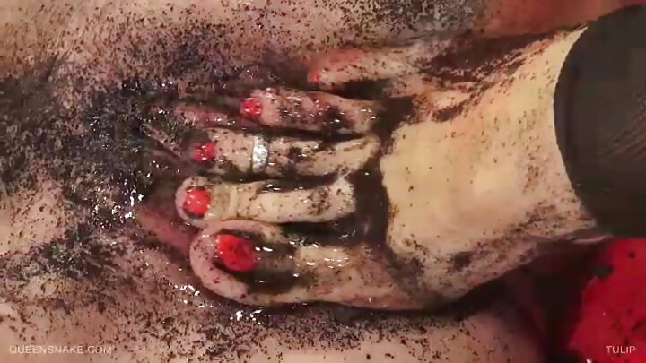 ଜଣେ କଳା ଲୋକ ଏକ ବଡ଼ ଗଧ ସହିତ ଏକ ବନ୍ଧୁର ମୋଟା ସ୍ତ୍ରୀକୁ ପିନ୍ଧାଇଲା