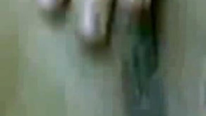 ଜଣେ ପ୍ରଶିକ୍ଷକ ଜଣେ ଖେଳାଳିଙ୍କ ଗାଣ୍ଡିରେ ଏକ ମୋଟା କୁକୁଡ଼ା ପକେଇଲେ।