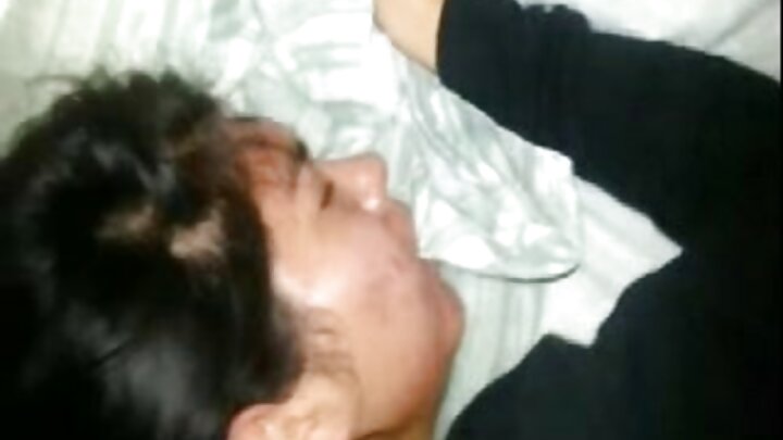 ଜଣେ MILF ଜଣେ ଯୁବକ ଏବଂ ଏକ ଅନଭିଜ୍ଞ କୁକୁରକୁ ଲେସବିଆନ୍ ଯୌନ ସମ୍ପର୍କ ରଖିବା ଶିଖାଇଛନ୍ତି।