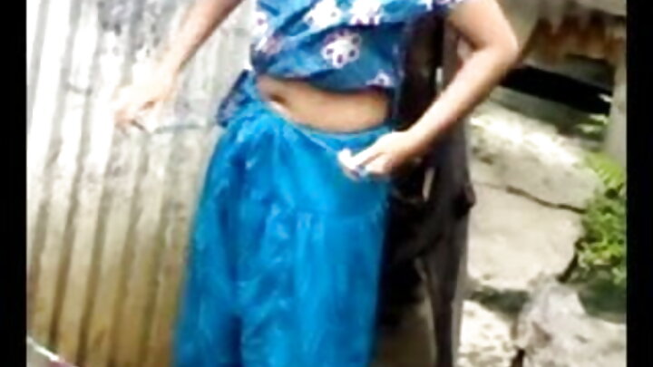 ରୁଷିଆନ୍ କଲେଜ ଝିଅମାନେ ବିଶ୍ୱବିଦ୍ୟାଳୟର ଜଣେ ବନ୍ଧୁଙ୍କୁ ଏକ ହଟ୍ ଥ୍ରୀସମ୍ ପାଇଁ ନିମନ୍ତ୍ରଣ କରିଥିଲେ।