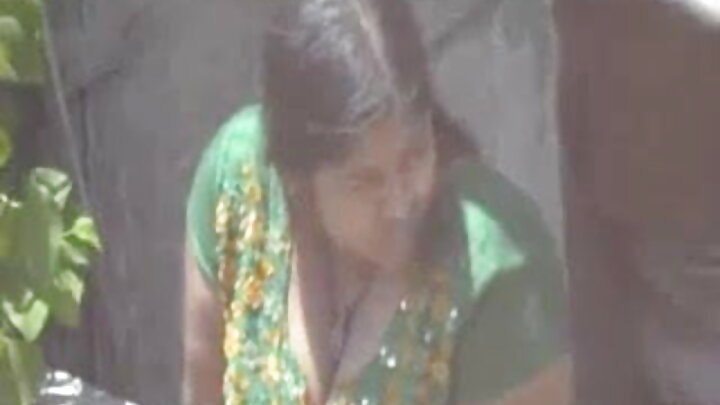 ଜଣେ ଯତ୍ନବାନ MILF ଜଣେ ଯୁବକଙ୍କୁ ଯୌନକ୍ରିୟା ପାଇଁ ପ୍ରଲୋଭିତ କଲା।