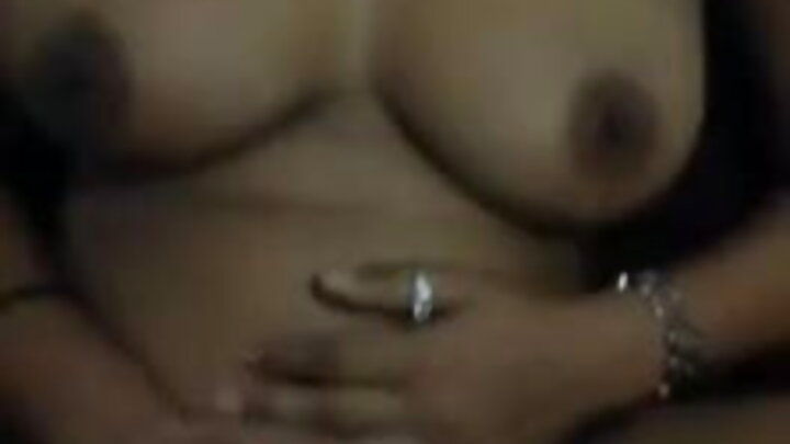 ଜଣେ MILF ଜଣେ ଯୁବକ ଲେସବିଆନ୍ଙ୍କୁ ଠିକ୍ ଭାବରେ ଚୁଟି ଚାଟିବା ଶିଖାଇଛନ୍ତି।