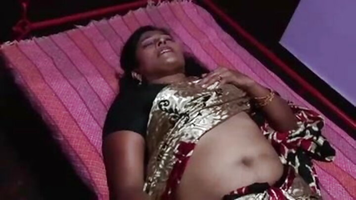 ସାବତ ଝିଅ ଏକ ଲଲିପପ୍ ବହୁତ କାମୁକ ଭାବରେ ଚାଟିଥିଲା, ଏବଂ ତାଙ୍କ ସାବତ ବାପା ଉତ୍ତେଜିତ ହୋଇ ତାଙ୍କୁ ଗାତରେ ଚୁଟି ଦେଇଥିଲେ।