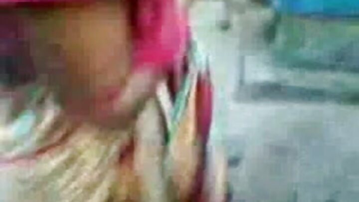 ଜଣେ ପଡ଼ୋଶୀ ରସାଳ ସ୍ତନ ସହିତ ଏକ ଟାଟୁ ସ୍ଲଟ୍ ସହିତ ଚୁଚୁମିଲେ