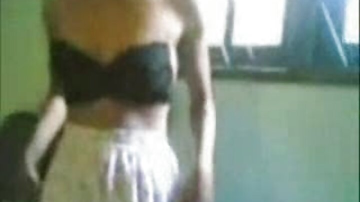 MILF କୁ ଜଣେ କୁକୁଡାଙ୍କ ସମ୍ମୁଖରେ କଳା ପୋଲିସ ଦ୍ୱାରା ଚୁଚୁମି ଯାଏ।